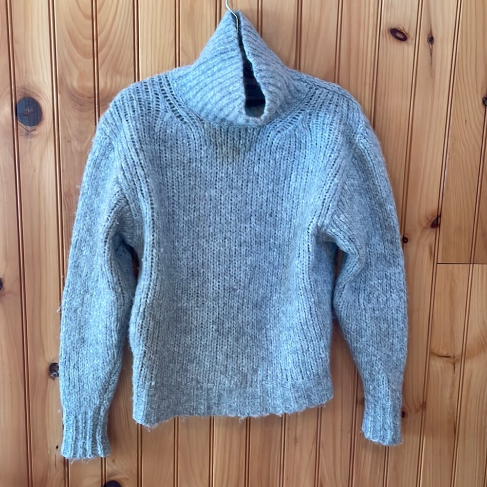 Super cozy Aritzia chunky gray turtleneck